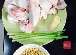 胡萝卜红枣猪蹄汤的做法图解2