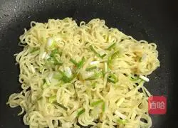 Illustration of how to make instant noodles with egg and green onion cake 3