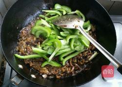 茄条菜椒条炒肉的做法图解3