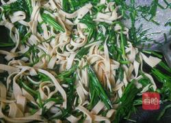 韭菜炒豆腐皮的做法图解4