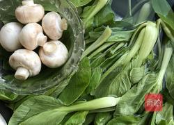 蘑菇炒青菜的做法图解1