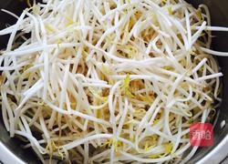 黄豆芽炒粉条的做法图解1