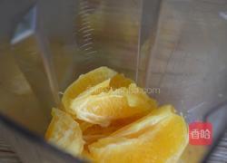鲜榨橙汁的做法图解2
