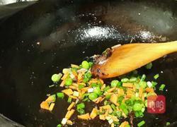 香菇酱炒饭的做法图解2