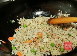 香菇酱炒饭的做法图解3