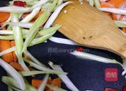 蒜泥胡萝卜炒西芹的做法图解4