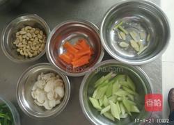 喜庆百合炒腰果的做法图解1