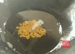 喜庆百合炒腰果的做法图解2