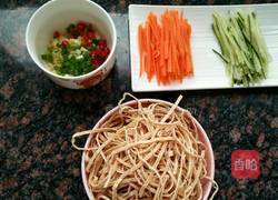 凉拌豆皮丝的做法图解1