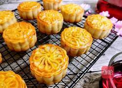 广式月饼（50克莲蓉蛋黄馅）的做法图解1