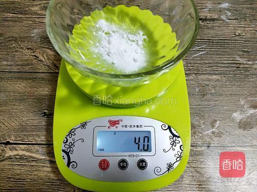 先制作枧水：称4克的小苏打（这是在百度上查的方法，说自制枧水就是小苏打加水1：3的比例调，不知道这样对不对，还求大师指点。（月饼粉是免枧水的，也可以在淘宝上买月饼粉，就不需要自己调枧水了）