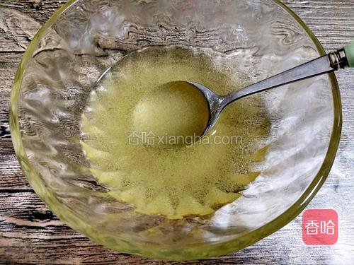 枧水和玉米油搅拌至乳化状态
