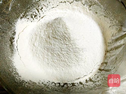 一次性筛入中筋面粉，用刮刀翻拌至无干粉