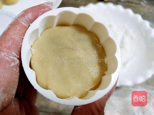 轻轻放入模具中，用手指轻轻按压平