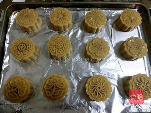 依次做好的月饼生坯（此时烤箱上下火200℃预热）