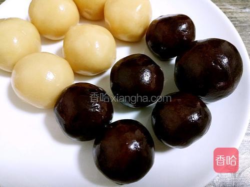 剩下的月饼皮又做了6个豆沙蛋黄馅的月饼，皮24克，豆沙馅20克，蛋黄用的一个整的差不多14克左右，一个月饼大约55克了，用50克的模具做出来太厚不好看。如果用整的蛋黄建议最小都要用75克的月饼模具，皮可以加到26克一个，馅30克一个，蛋黄14克左右，一个月饼大约70克。