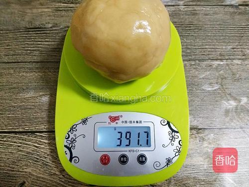 这个食材的量做出的月饼皮面团我称了一下，一共是391克，月饼皮全部都用20克，就可以做19个月饼，也就是皮20克，莲蓉馅20克，蛋黄半个6克左右，做出的月饼46克一个。馅和蛋黄也要按19个月饼的量来推算，菜谱里我没写进去是因为有6个是后来做的豆沙馅，前面拍的步骤图片只有12个月饼的食材。