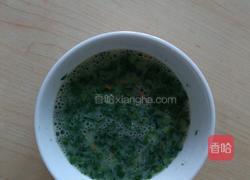 鸭蛋菠菜芝麻碎蒸糕的做法图解1