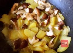 蘑菇炖土豆的做法图解2