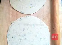 Illustration of how to make scallion pancake 5