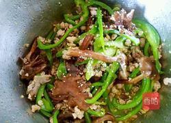 榛蘑炒尖椒肉末的做法图解11