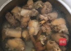 羊尾笋土鸡煲的做法图解4