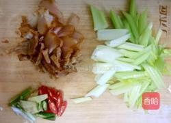 腊肉炒芹菜的做法图解2