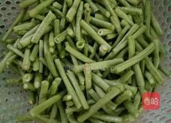 蒜蓉炒豇豆的做法图解1