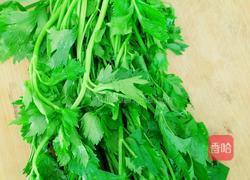 芹菜叶摊鸡蛋的做法图解1