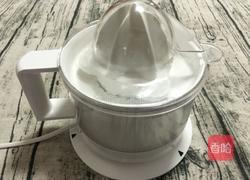 鲜榨新奇士橙汁的做法图解2