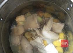 板栗煲鸡汤的做法图解7