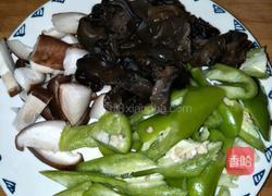 鸡丁木耳的做法图解2