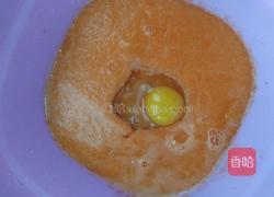 胡萝卜葱花鸡蛋饼的做法图解1
