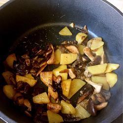 土豆炒松蘑的做法[图]