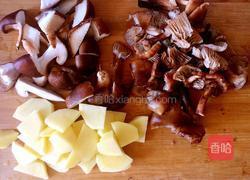 土豆炒松蘑的做法图解1