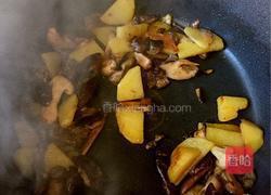 土豆炒松蘑的做法图解2