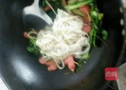 Illustration of how to make stir-fried noodles with shredded pork and vegetables 9