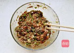 Illustration of how to make pork and kidney bean dumplings 8