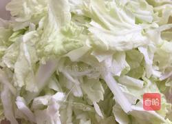 白菜猪肉炖粉条的做法图解2