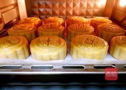 广式月饼(100克莲蓉蛋黄馅)的做法图解34