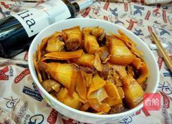 肥而不腻的竹笋烧肉的做法图解1