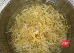 排骨酸菜炖粉条的做法图解1