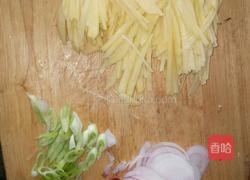 炒土豆丝洋葱的做法图解1