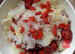 红枣枸杞银耳汤的做法图解2