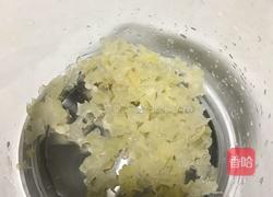 桃㬵雪燕养颜羹的做法图解1