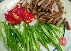 油豆腐炒肉的做法图解1