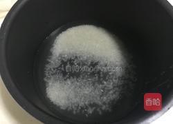 咸蛋翡翠虾仁粥的做法图解1