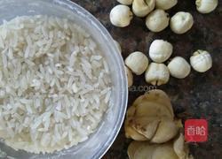 莲子百合粥的做法图解1