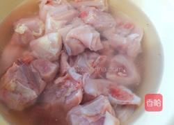 板栗炖鸡的做法图解1