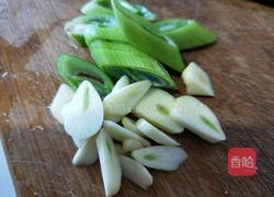 板栗炖鸡的做法图解3